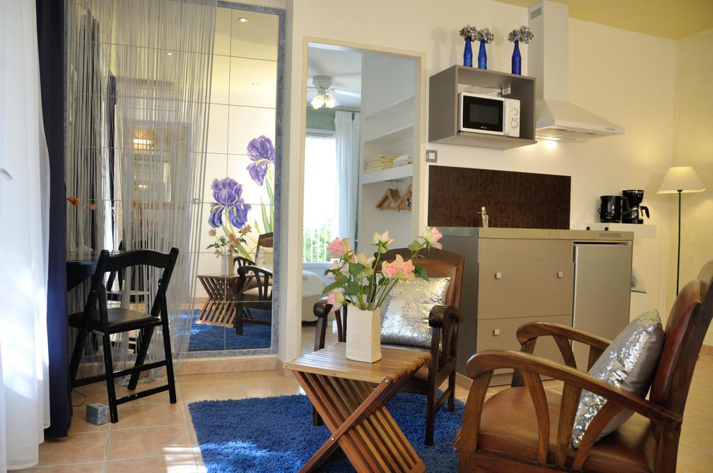 Appart'Hotel Villa Elaia Puymeras Bagian luar foto