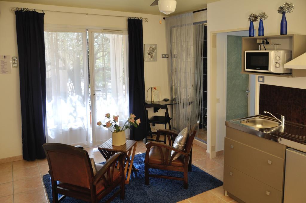 Appart'Hotel Villa Elaia Puymeras Bagian luar foto